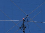 Blinklicht auf dem höchsten Antennenmast, gemäß irgendeiner wichtigen Vorschrift...