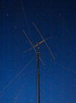 Quad auf dem Big-Lift unterm Sternenhimmel