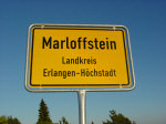 Ortsschild von Marloffstein, gleich neben der Wiese